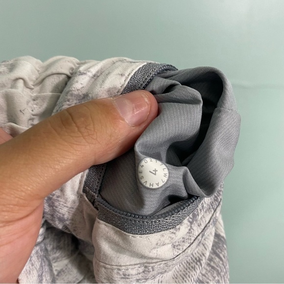 Lululemon Tracker Short Gray White Sz 4 W7AHVS - Picture 5 of 5